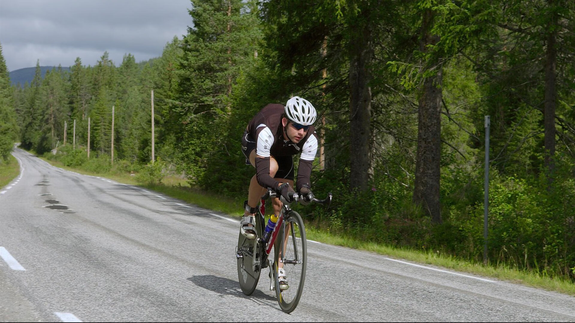 全国游泳冠军赛女子100米蝶泳 张雨霏领先半个身位舒展触壁夺金，女子100米蝶泳亚军